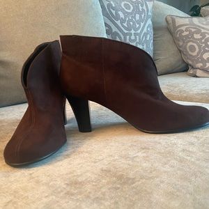 NEW hard to find size 10.5 ankle boots